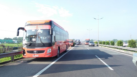 Tai nạn giữa xe ô tô và xe khách trên cao tốc, nhiều người thoát chết ảnh 6
