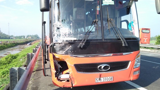 Tai nạn giữa xe ô tô và xe khách trên cao tốc, nhiều người thoát chết ảnh 1