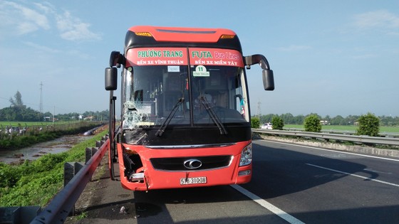 Tai nạn giữa xe ô tô và xe khách trên cao tốc, nhiều người thoát chết ảnh 5