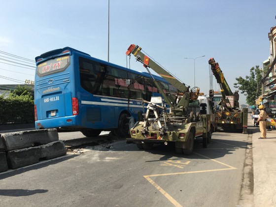 Xe khách tông dải phân cách nhiều người thoát chết, giao thông ùn ứ trên quốc lộ ảnh 3