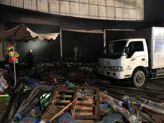 Cửa hàng tạp hoá bốc cháy dữ dội ở quận 9 ảnh 6