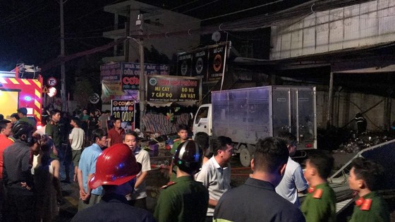 Cửa hàng tạp hoá bốc cháy dữ dội ở quận 9 ảnh 13