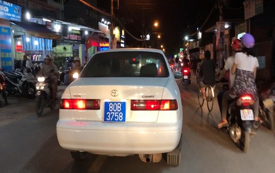 Tài xế điều khiển xe biển xanh 80B hú còi inh ỏi trên đường phố bị phạt 14,7 triệu đồng ảnh 1