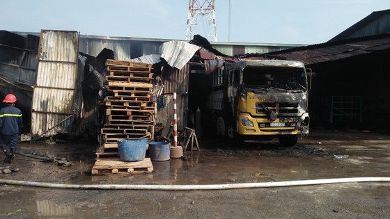 Cháy kho hàng ở huyện Hóc Môn, nhiều tài sản bị thiêu rụi ảnh 8