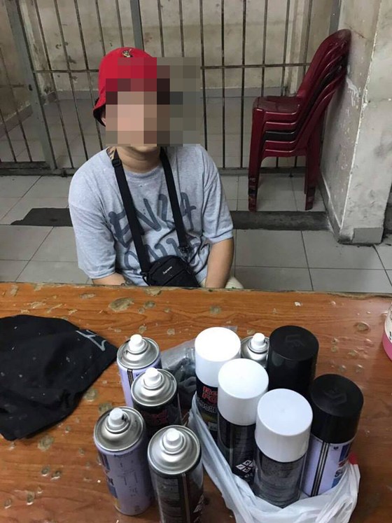 Bắt quả tang du khách nước ngoài vẽ bậy tại khu phố Tây ảnh 1