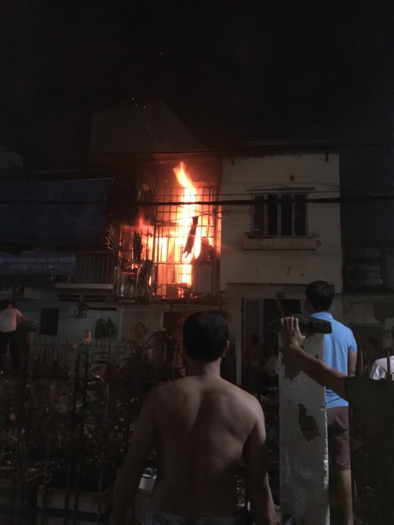 Người dân thoát khỏi căn nhà bốc cháy ở quận Phú Nhuận ảnh 2