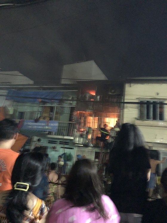 Người dân thoát khỏi căn nhà bốc cháy ở quận Phú Nhuận ảnh 7