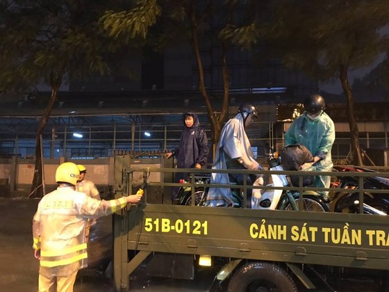 CSGT giúp dân đưa xe vượt điểm ngập trong cơn bão số 9 ở trung tâm TPHCM ảnh 3