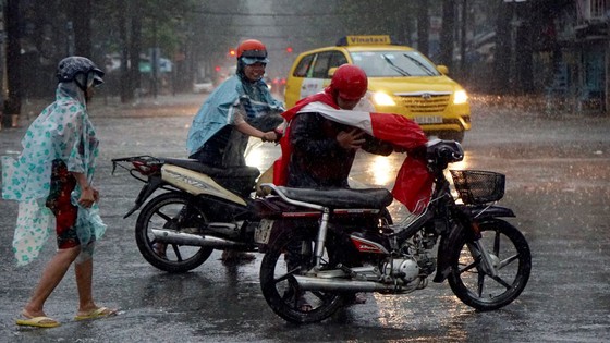 Bão số 9 khiến TPHCM mưa tầm tã không ngớt, nhiều đường ngập nặng ảnh 6