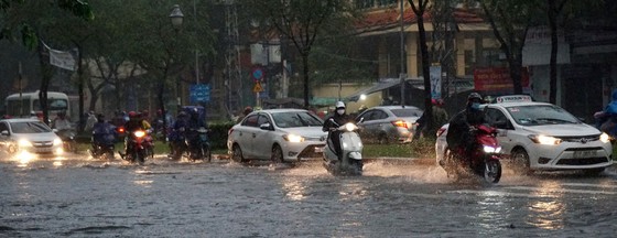 Bão số 9 khiến TPHCM mưa tầm tã không ngớt, nhiều đường ngập nặng ảnh 7