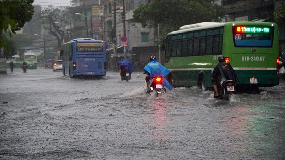 Bão số 9 khiến TPHCM mưa tầm tã không ngớt, nhiều đường ngập nặng ảnh 8