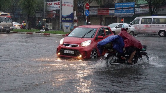 Bão số 9 khiến TPHCM mưa tầm tã không ngớt, nhiều đường ngập nặng ảnh 9