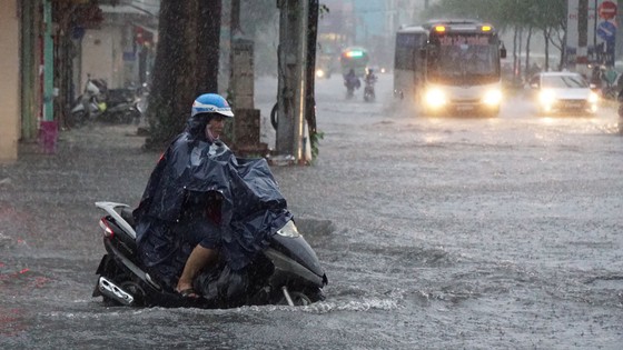 Bão số 9 khiến TPHCM mưa tầm tã không ngớt, nhiều đường ngập nặng ảnh 10