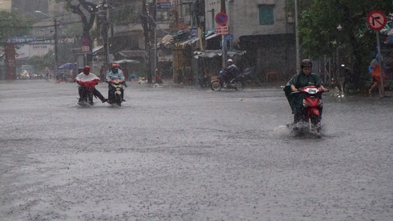Bão số 9 khiến TPHCM mưa tầm tã không ngớt, nhiều đường ngập nặng ảnh 11