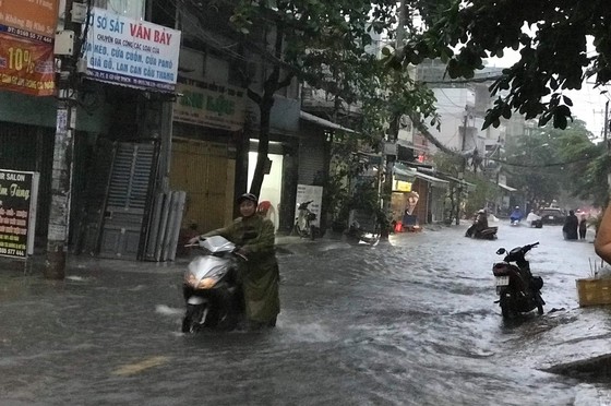 Bão số 9 khiến TPHCM mưa tầm tã không ngớt, nhiều đường ngập nặng ảnh 12