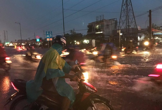 Bão số 9 khiến TPHCM mưa tầm tã không ngớt, nhiều đường ngập nặng ảnh 14