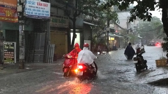 Bão số 9 khiến TPHCM mưa tầm tã không ngớt, nhiều đường ngập nặng ảnh 15