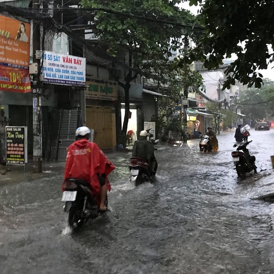 Bão số 9 khiến TPHCM mưa tầm tã không ngớt, nhiều đường ngập nặng ảnh 16
