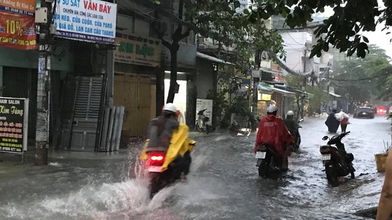Bão số 9 khiến TPHCM mưa tầm tã không ngớt, nhiều đường ngập nặng ảnh 17