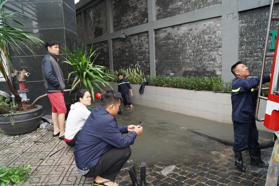 Đi trong cơn mưa từ quận Bình Tân về Bình Chánh, nam thanh niên bị nước cuốn mất tích ảnh 34