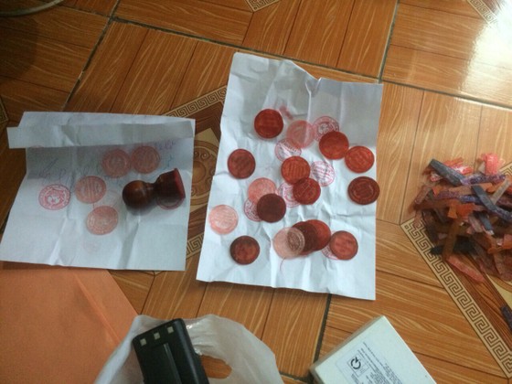 Triệt phá đường dây làm giả bằng cấp khủng ở TPHCM ảnh 2