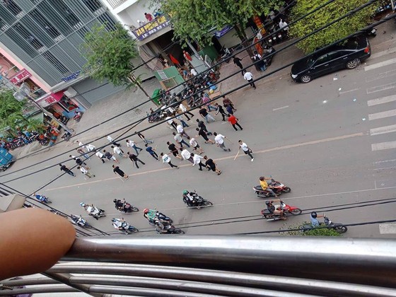 Hai nhóm thanh niên hỗn chiến, người dân hoảng sợ ảnh 1