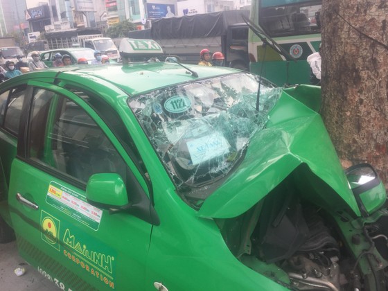 Tông vào gốc cây, xe taxi nát đầu, 2 người bị thương ảnh 1