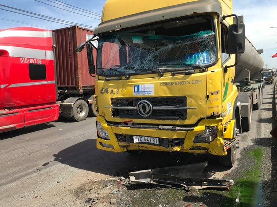 Va chạm liên hoàn, tài xế kẹt trong xe ô tô 16 chỗ ảnh 1