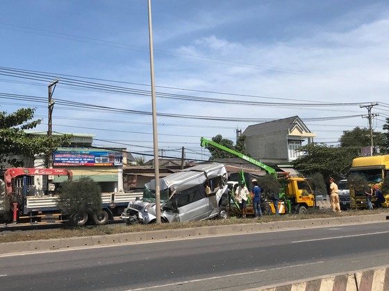 Va chạm liên hoàn, tài xế kẹt trong xe ô tô 16 chỗ ảnh 3
