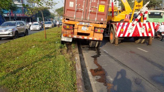 Xe container gặp sự cố giao thông ùn ứ gần 5 giờ đồng hồ ảnh 2