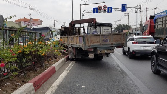 Va chạm liên hoàn 3 xe tải trên quốc lộ 1, giao thông ùn ứ kéo dài ảnh 2
