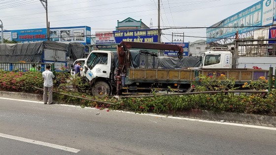 Va chạm liên hoàn 3 xe tải trên quốc lộ 1, giao thông ùn ứ kéo dài ảnh 1