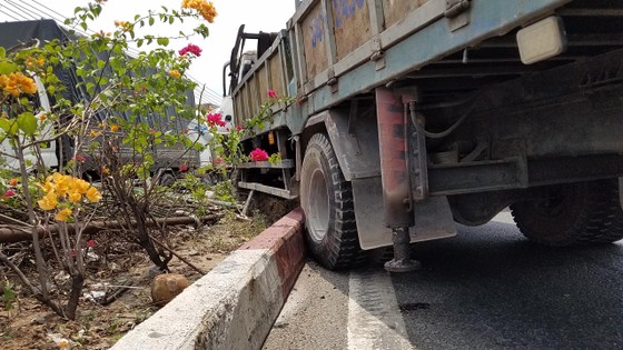 Va chạm liên hoàn 3 xe tải trên quốc lộ 1, giao thông ùn ứ kéo dài ảnh 3