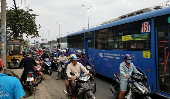 Va chạm liên hoàn 3 xe tải trên quốc lộ 1, giao thông ùn ứ kéo dài ảnh 5