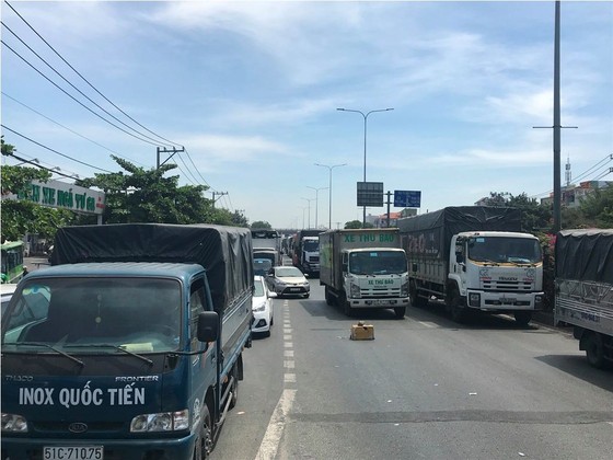 Va chạm liên hoàn, 2 người nhập viện, giao thông ùn ứ kéo dài trên quốc lộ 1A ảnh 3