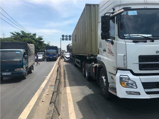 Va chạm liên hoàn, 2 người nhập viện, giao thông ùn ứ kéo dài trên quốc lộ 1A ảnh 6