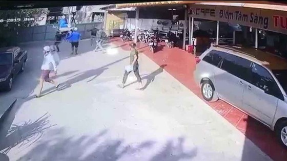 Bắt nhóm đối tượng nghi đòi bảo kê chém nhân viên quán cà phê nhập viện ảnh 1