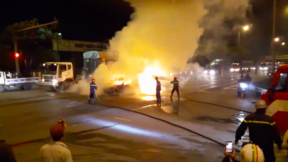 Xe ô tô bốc cháy trên Quốc lộ 1, tài xế cùng hành khách thoát chết ảnh 2