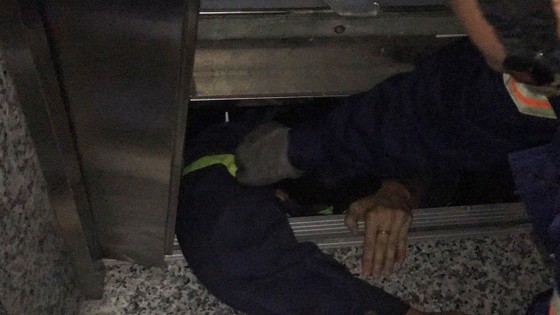 Giải cứu người phụ nữ cùng bé trai 8 tháng tuổi mắc kẹt trong thang máy ở TPHCM ảnh 2