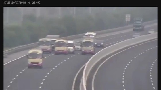 Yêu cầu xử lý nghiêm tài xế cho 3 xe khách dàn hàng ngang trên cao tốc ảnh 1