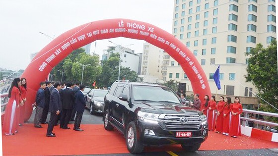 Thông xe nút giao giải toả ùn tắc đường nối trung tâm Hà Nội và sân bay Nội Bài ảnh 1