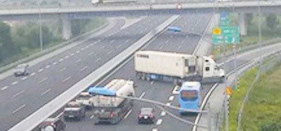 Tăng cường phát hiện, xử lý nghiêm các trường hợp đi lùi, ngược chiều trên cao tốc ảnh 1