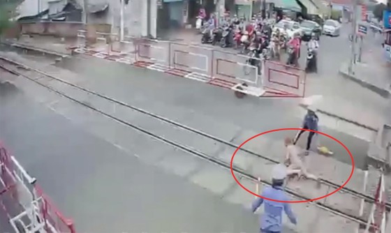 Lãnh đạo đường sắt khen ngợi 2 nữ nhân viên cứu bà cụ thoát chết khi cố tình vượt rào chắn ảnh 1