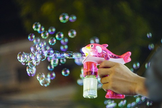 Người Hà Nội chen chúc chơi Trung thu sớm ảnh 13