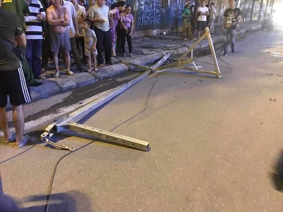 Một nạn nhân tử vong do cần cẩu rơi tời trên đường Lê Văn Lương, Hà Nội ảnh 1