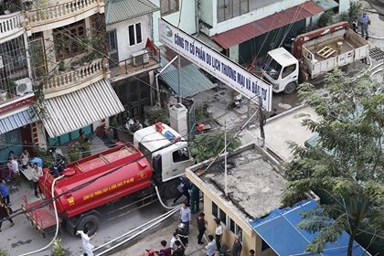 Hà Nội: Hơn 1.500m² kho hàng bỗng chốc thành tro tàn ảnh 1