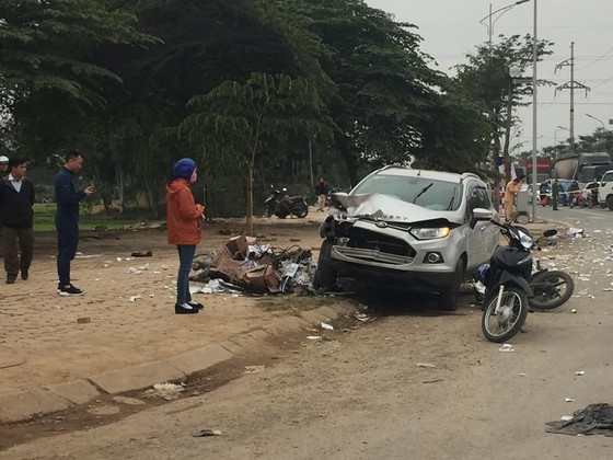 Ô tô “điên” tông liên hoàn, 2 người tử vong ảnh 1