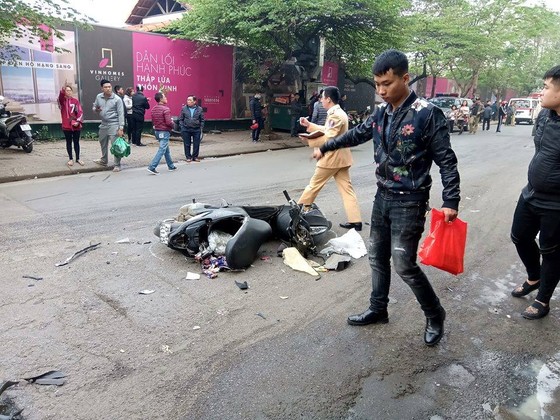 Ô tô tông liên hoàn, một cụ bà tử vong, hai người bị thương ảnh 1