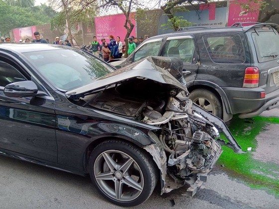 Ô tô tông liên hoàn, một cụ bà tử vong, hai người bị thương ảnh 3