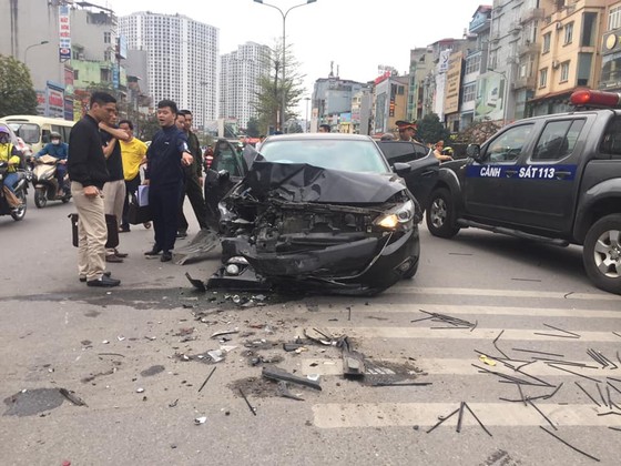 Xe ô tô đâm 2 xe máy, 2 người bị thương, 1 người nguy kịch ảnh 1